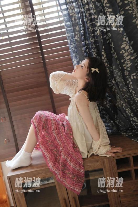 她的“699su吃瓜网”传送门，仿佛是一扇窗，能看到风云变幻的冷暖自知。