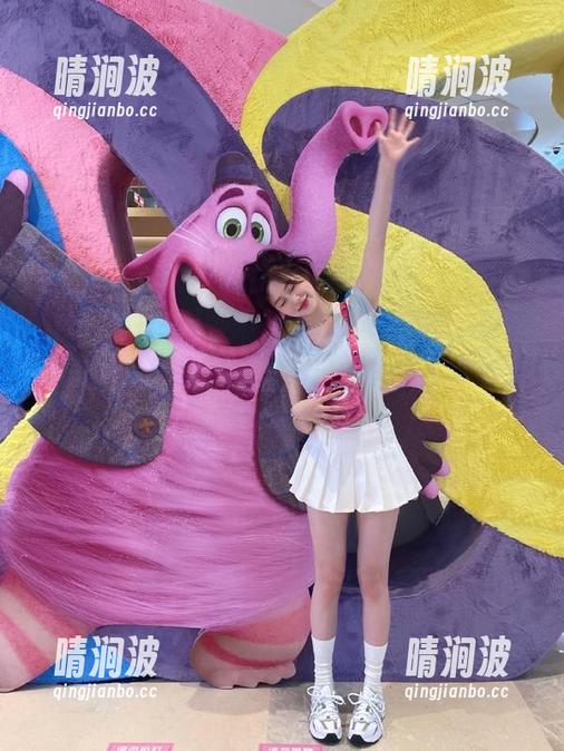 “黑料不打烊”网站，难怪大家就爱窝着，一边吃瓜一边在线点赞太轻松啦！