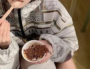 黑料网在线玩得不亦乐乎，登录后看瓜太上头，别停！
