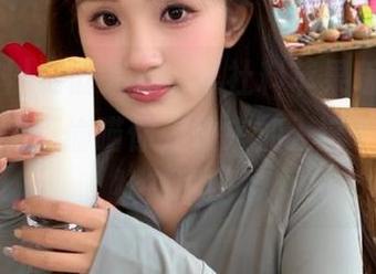 别低头，“黑社料苹果版”里的瓜瓜可能正偷瞄你，快来加入这个奇妙的社交圈吧！